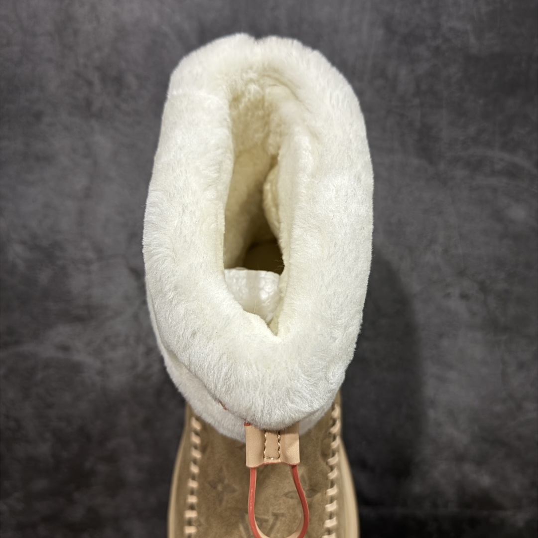 图片[8]-【莞产纯原】LV路易威登L家 驴牌 Cortina系列 毛靴 雪地靴 短靴 本款 Cortina 闭趾凉拖出自 LV Ski 系列，为绒面牛皮革局部压印Monogram 图案，搭配舒适羊毛皮内衬与点缀LV Circle 标识的皮革鞋带。舒适构型可于冬日假期与都市生活间无缝切换 配送专柜精美包装🛍📦 ▪️面料 ： 原版定制进口头层牛皮 ▪️内里 ： 进口保暖羊毛里 ▪️鞋底 ： 原版开模防滑TPU材质 ▪️底厚 ：4.5cm ▪️尺码： 35 36 37 38 39 40 41-选品中心