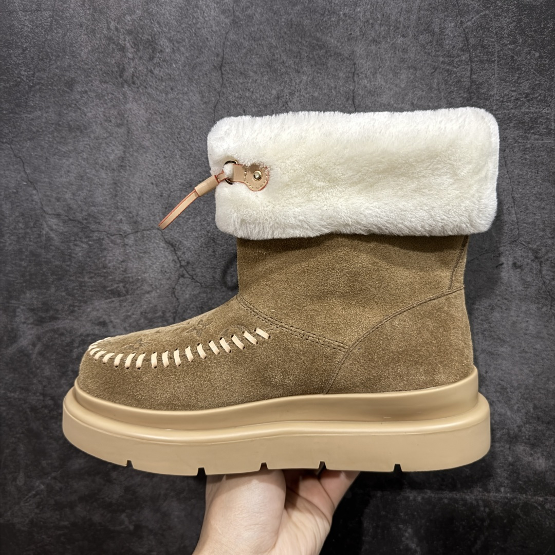 图片[2]-【莞产纯原】LV路易威登L家 驴牌 Cortina系列 毛靴 雪地靴 短靴 本款 Cortina 闭趾凉拖出自 LV Ski 系列，为绒面牛皮革局部压印Monogram 图案，搭配舒适羊毛皮内衬与点缀LV Circle 标识的皮革鞋带。舒适构型可于冬日假期与都市生活间无缝切换 配送专柜精美包装🛍📦 ▪️面料 ： 原版定制进口头层牛皮 ▪️内里 ： 进口保暖羊毛里 ▪️鞋底 ： 原版开模防滑TPU材质 ▪️底厚 ：4.5cm ▪️尺码： 35 36 37 38 39 40 41-选品中心