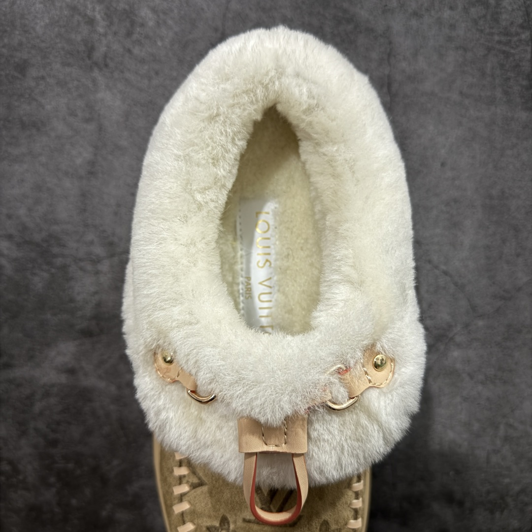 图片[8]-【莞产纯原】LV路易威登L家 驴牌 Cortina系列 毛靴 雪地靴 短靴 本款 Cortina 闭趾凉拖出自 LV Ski 系列，为绒面牛皮革局部压印Monogram 图案，搭配舒适羊毛皮内衬与点缀LV Circle 标识的皮革鞋带。舒适构型可于冬日假期与都市生活间无缝切换 配送专柜精美包装🛍📦 ▪️面料 ： 原版定制进口头层牛皮 ▪️内里 ： 进口保暖羊毛里 ▪️鞋底 ： 原版开模防滑TPU材质 ▪️底厚 ：4.5cm ▪️尺码： 35 36 37 38 39 40 41-选品中心