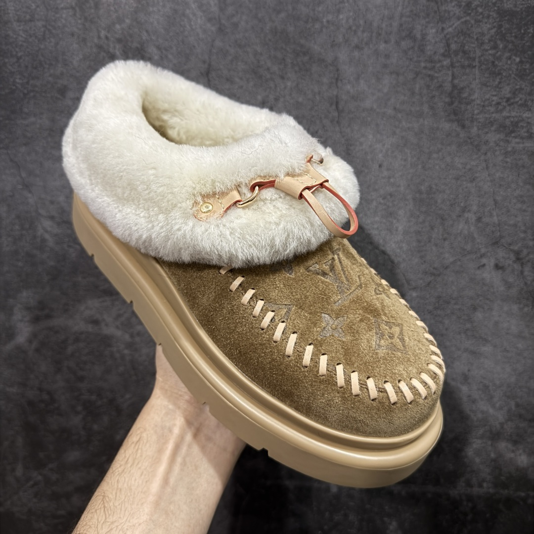 图片[3]-【莞产纯原】LV路易威登L家 驴牌 Cortina系列 毛靴 雪地靴 短靴 本款 Cortina 闭趾凉拖出自 LV Ski 系列，为绒面牛皮革局部压印Monogram 图案，搭配舒适羊毛皮内衬与点缀LV Circle 标识的皮革鞋带。舒适构型可于冬日假期与都市生活间无缝切换 配送专柜精美包装🛍📦 ▪️面料 ： 原版定制进口头层牛皮 ▪️内里 ： 进口保暖羊毛里 ▪️鞋底 ： 原版开模防滑TPU材质 ▪️底厚 ：4.5cm ▪️尺码： 35 36 37 38 39 40 41-选品中心