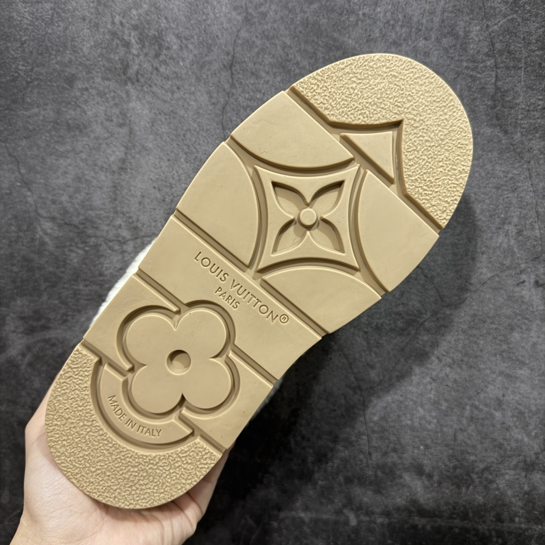 图片[9]-【莞产纯原】LV路易威登L家 驴牌 Cortina系列 毛靴 雪地靴 短靴 本款 Cortina 闭趾凉拖出自 LV Ski 系列，为绒面牛皮革局部压印Monogram 图案，搭配舒适羊毛皮内衬与点缀LV Circle 标识的皮革鞋带。舒适构型可于冬日假期与都市生活间无缝切换 配送专柜精美包装🛍📦 ▪️面料 ： 原版定制进口头层牛皮 ▪️内里 ： 进口保暖羊毛里 ▪️鞋底 ： 原版开模防滑TPU材质 ▪️底厚 ：4.5cm ▪️尺码： 35 36 37 38 39 40 41-选品中心