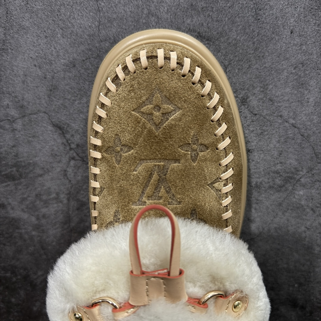 图片[5]-【莞产纯原】LV路易威登L家 驴牌 Cortina系列 毛靴 雪地靴 短靴 本款 Cortina 闭趾凉拖出自 LV Ski 系列，为绒面牛皮革局部压印Monogram 图案，搭配舒适羊毛皮内衬与点缀LV Circle 标识的皮革鞋带。舒适构型可于冬日假期与都市生活间无缝切换 配送专柜精美包装🛍📦 ▪️面料 ： 原版定制进口头层牛皮 ▪️内里 ： 进口保暖羊毛里 ▪️鞋底 ： 原版开模防滑TPU材质 ▪️底厚 ：4.5cm ▪️尺码： 35 36 37 38 39 40 41-选品中心