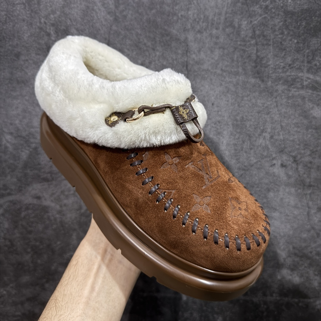 图片[3]-【莞产纯原】LV路易威登L家 驴牌 Cortina系列 毛靴 雪地靴 短靴 本款 Cortina 闭趾凉拖出自 LV Ski 系列，为绒面牛皮革局部压印Monogram 图案，搭配舒适羊毛皮内衬与点缀LV Circle 标识的皮革鞋带。舒适构型可于冬日假期与都市生活间无缝切换 配送专柜精美包装🛍📦 ▪️面料 ： 原版定制进口头层牛皮 ▪️内里 ： 进口保暖羊毛里 ▪️鞋底 ： 原版开模防滑TPU材质 ▪️底厚 ：4.5cm ▪️尺码： 35 36 37 38 39 40 41-选品中心