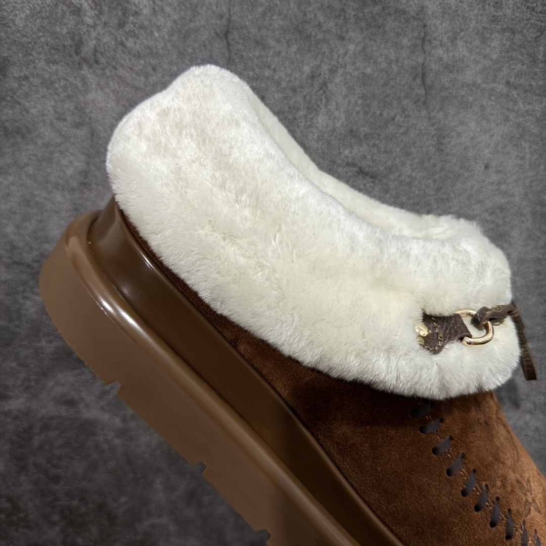 图片[7]-【莞产纯原】LV路易威登L家 驴牌 Cortina系列 毛靴 雪地靴 短靴 本款 Cortina 闭趾凉拖出自 LV Ski 系列，为绒面牛皮革局部压印Monogram 图案，搭配舒适羊毛皮内衬与点缀LV Circle 标识的皮革鞋带。舒适构型可于冬日假期与都市生活间无缝切换 配送专柜精美包装🛍📦 ▪️面料 ： 原版定制进口头层牛皮 ▪️内里 ： 进口保暖羊毛里 ▪️鞋底 ： 原版开模防滑TPU材质 ▪️底厚 ：4.5cm ▪️尺码： 35 36 37 38 39 40 41-选品中心
