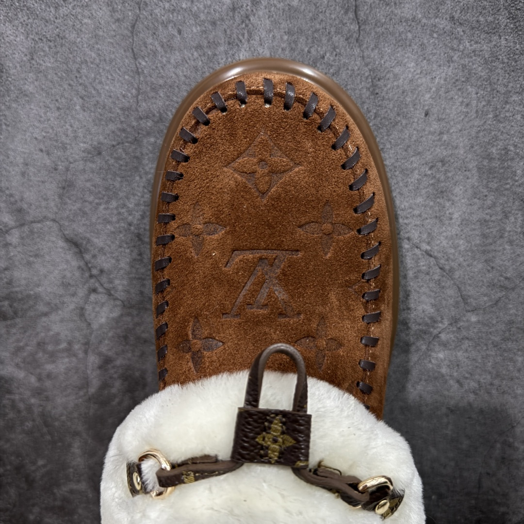 图片[5]-【莞产纯原】LV路易威登L家 驴牌 Cortina系列 毛靴 雪地靴 短靴 本款 Cortina 闭趾凉拖出自 LV Ski 系列，为绒面牛皮革局部压印Monogram 图案，搭配舒适羊毛皮内衬与点缀LV Circle 标识的皮革鞋带。舒适构型可于冬日假期与都市生活间无缝切换 配送专柜精美包装🛍📦 ▪️面料 ： 原版定制进口头层牛皮 ▪️内里 ： 进口保暖羊毛里 ▪️鞋底 ： 原版开模防滑TPU材质 ▪️底厚 ：4.5cm ▪️尺码： 35 36 37 38 39 40 41-选品中心