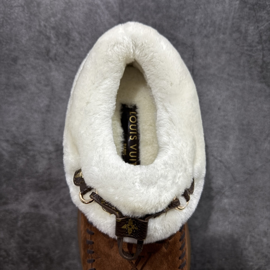 图片[8]-【莞产纯原】LV路易威登L家 驴牌 Cortina系列 毛靴 雪地靴 短靴 本款 Cortina 闭趾凉拖出自 LV Ski 系列，为绒面牛皮革局部压印Monogram 图案，搭配舒适羊毛皮内衬与点缀LV Circle 标识的皮革鞋带。舒适构型可于冬日假期与都市生活间无缝切换 配送专柜精美包装🛍📦 ▪️面料 ： 原版定制进口头层牛皮 ▪️内里 ： 进口保暖羊毛里 ▪️鞋底 ： 原版开模防滑TPU材质 ▪️底厚 ：4.5cm ▪️尺码： 35 36 37 38 39 40 41-选品中心