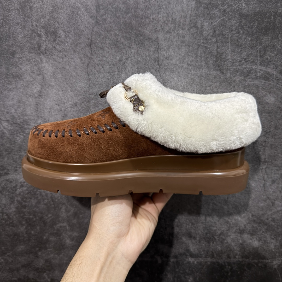 图片[2]-【莞产纯原】LV路易威登L家 驴牌 Cortina系列 毛靴 雪地靴 短靴 本款 Cortina 闭趾凉拖出自 LV Ski 系列，为绒面牛皮革局部压印Monogram 图案，搭配舒适羊毛皮内衬与点缀LV Circle 标识的皮革鞋带。舒适构型可于冬日假期与都市生活间无缝切换 配送专柜精美包装🛍📦 ▪️面料 ： 原版定制进口头层牛皮 ▪️内里 ： 进口保暖羊毛里 ▪️鞋底 ： 原版开模防滑TPU材质 ▪️底厚 ：4.5cm ▪️尺码： 35 36 37 38 39 40 41-选品中心