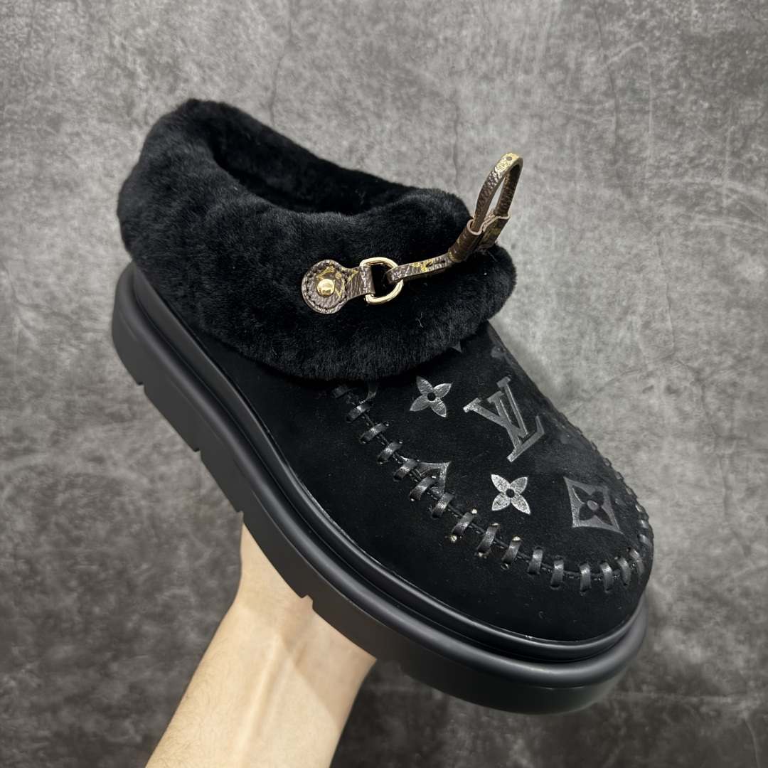 图片[3]-【莞产纯原】LV路易威登L家 驴牌 Cortina系列 毛靴 雪地靴 短靴 本款 Cortina 闭趾凉拖出自 LV Ski 系列，为绒面牛皮革局部压印Monogram 图案，搭配舒适羊毛皮内衬与点缀LV Circle 标识的皮革鞋带。舒适构型可于冬日假期与都市生活间无缝切换 配送专柜精美包装🛍📦 ▪️面料 ： 原版定制进口头层牛皮 ▪️内里 ： 进口保暖羊毛里 ▪️鞋底 ： 原版开模防滑TPU材质 ▪️底厚 ：4.5cm ▪️尺码： 35 36 37 38 39 40 41-选品中心