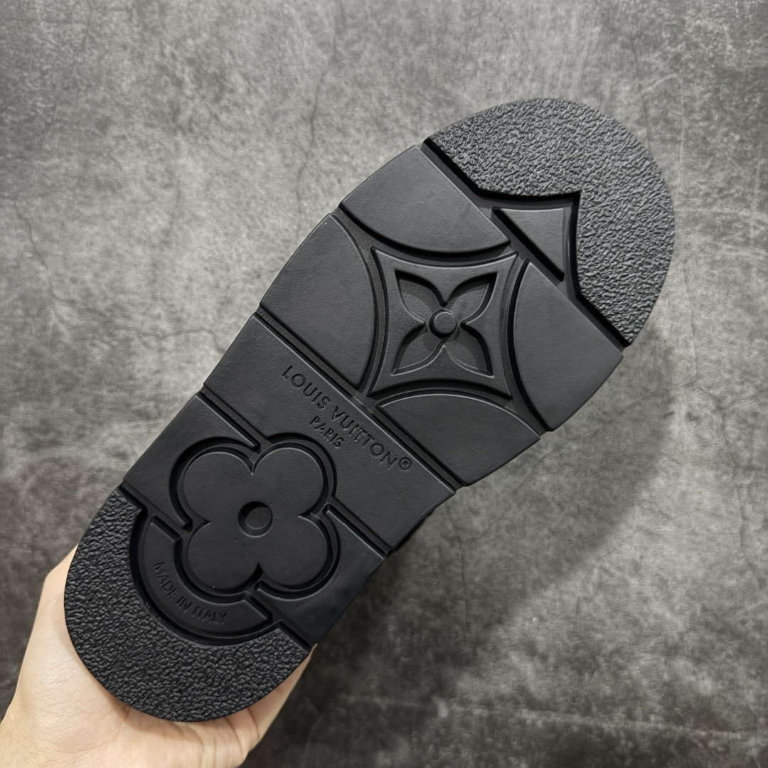 图片[9]-【莞产纯原】LV路易威登L家 驴牌 Cortina系列 毛靴 雪地靴 短靴 本款 Cortina 闭趾凉拖出自 LV Ski 系列，为绒面牛皮革局部压印Monogram 图案，搭配舒适羊毛皮内衬与点缀LV Circle 标识的皮革鞋带。舒适构型可于冬日假期与都市生活间无缝切换 配送专柜精美包装🛍📦 ▪️面料 ： 原版定制进口头层牛皮 ▪️内里 ： 进口保暖羊毛里 ▪️鞋底 ： 原版开模防滑TPU材质 ▪️底厚 ：4.5cm ▪️尺码： 35 36 37 38 39 40 41-选品中心