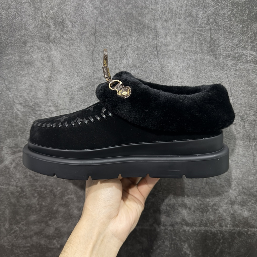 图片[2]-【莞产纯原】LV路易威登L家 驴牌 Cortina系列 毛靴 雪地靴 短靴 本款 Cortina 闭趾凉拖出自 LV Ski 系列，为绒面牛皮革局部压印Monogram 图案，搭配舒适羊毛皮内衬与点缀LV Circle 标识的皮革鞋带。舒适构型可于冬日假期与都市生活间无缝切换 配送专柜精美包装🛍📦 ▪️面料 ： 原版定制进口头层牛皮 ▪️内里 ： 进口保暖羊毛里 ▪️鞋底 ： 原版开模防滑TPU材质 ▪️底厚 ：4.5cm ▪️尺码： 35 36 37 38 39 40 41-选品中心