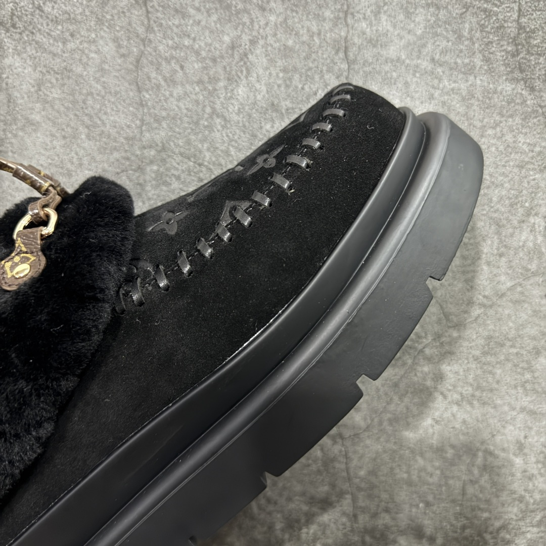 图片[6]-【莞产纯原】LV路易威登L家 驴牌 Cortina系列 毛靴 雪地靴 短靴 本款 Cortina 闭趾凉拖出自 LV Ski 系列，为绒面牛皮革局部压印Monogram 图案，搭配舒适羊毛皮内衬与点缀LV Circle 标识的皮革鞋带。舒适构型可于冬日假期与都市生活间无缝切换 配送专柜精美包装🛍📦 ▪️面料 ： 原版定制进口头层牛皮 ▪️内里 ： 进口保暖羊毛里 ▪️鞋底 ： 原版开模防滑TPU材质 ▪️底厚 ：4.5cm ▪️尺码： 35 36 37 38 39 40 41-选品中心