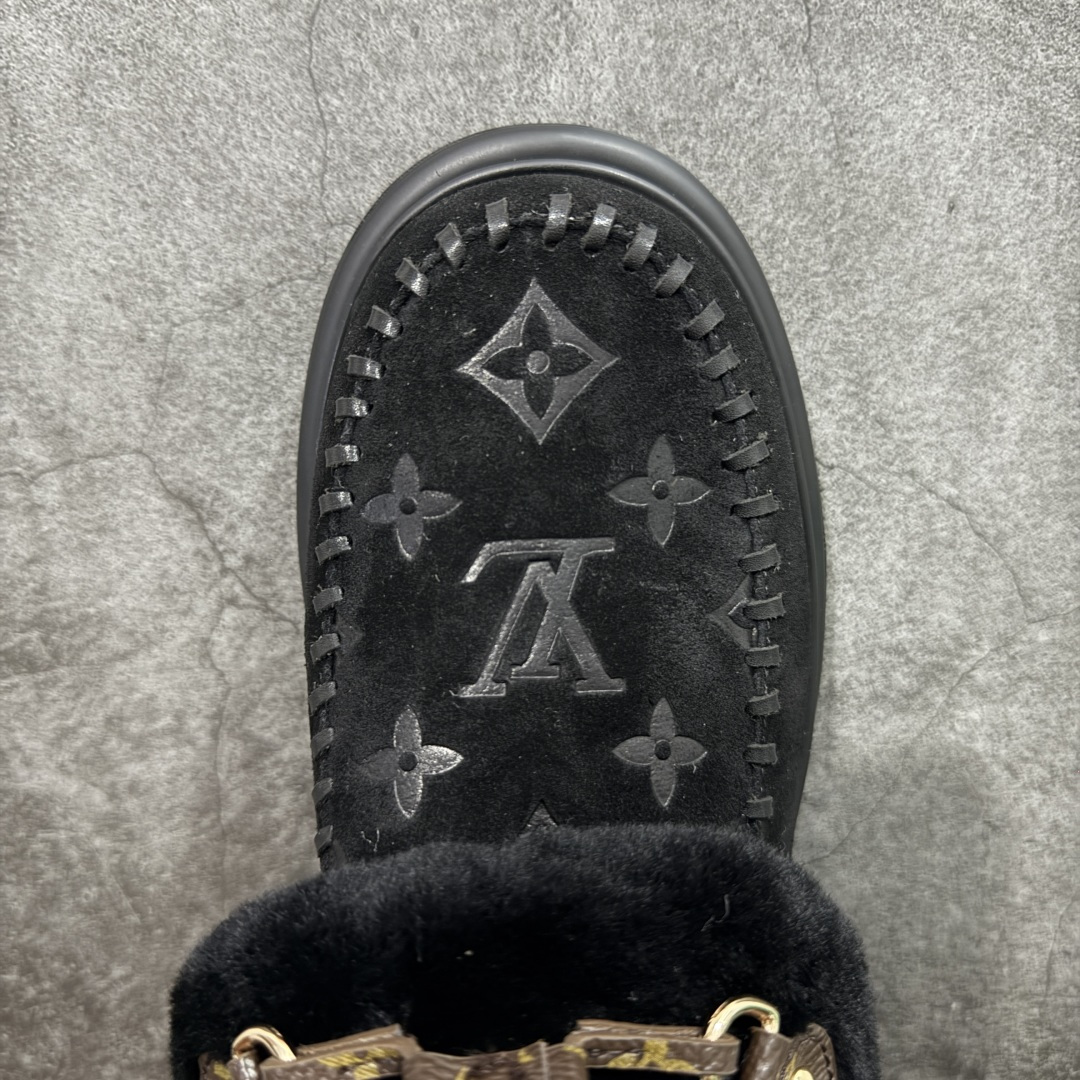 图片[5]-【莞产纯原】LV路易威登L家 驴牌 Cortina系列 毛靴 雪地靴 短靴 本款 Cortina 闭趾凉拖出自 LV Ski 系列，为绒面牛皮革局部压印Monogram 图案，搭配舒适羊毛皮内衬与点缀LV Circle 标识的皮革鞋带。舒适构型可于冬日假期与都市生活间无缝切换 配送专柜精美包装🛍📦 ▪️面料 ： 原版定制进口头层牛皮 ▪️内里 ： 进口保暖羊毛里 ▪️鞋底 ： 原版开模防滑TPU材质 ▪️底厚 ：4.5cm ▪️尺码： 35 36 37 38 39 40 41-选品中心