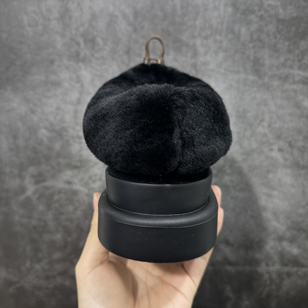 图片[4]-【莞产纯原】LV路易威登L家 驴牌 Cortina系列 毛靴 雪地靴 短靴 本款 Cortina 闭趾凉拖出自 LV Ski 系列，为绒面牛皮革局部压印Monogram 图案，搭配舒适羊毛皮内衬与点缀LV Circle 标识的皮革鞋带。舒适构型可于冬日假期与都市生活间无缝切换 配送专柜精美包装🛍📦 ▪️面料 ： 原版定制进口头层牛皮 ▪️内里 ： 进口保暖羊毛里 ▪️鞋底 ： 原版开模防滑TPU材质 ▪️底厚 ：4.5cm ▪️尺码： 35 36 37 38 39 40 41-选品中心