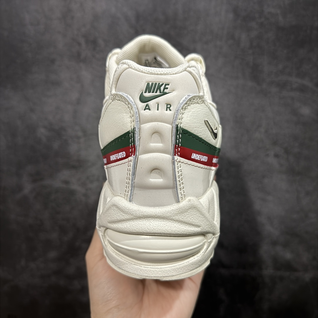 图片[4]-【小绿x/EM纯原】外贸超人气顶流单品 纯原版 UNDEFEATED x NK Air Max 95 \” Black \” 五道杠联名款低帮休闲运动鞋 IB4453-100 重金原鞋购入 独家私模 原版定制五金辅料 外贸平台充Z 高端零售专供品质 尺码：36 37.5 38 38.5 39 40 40.5 41 42 42.5 43 44 44.5 45 46 47.5 相信大家对于当年UNDEFEATED x Air Max 97 还记忆犹新，绿红色调的串标设计在当年掀起了一股潮流，市价翻倍一鞋难求的发售盛况至今依然难忘 而这一经典设计回归，UNDEFEATED 将再次同 Air Max 家族展开合作，基于Air Max 95 鞋型打造全新的联名 联名独有的串标元素及金属质感 Swoosh，整体既简洁清新，又释放出独树一帜的辨识度！-选品中心