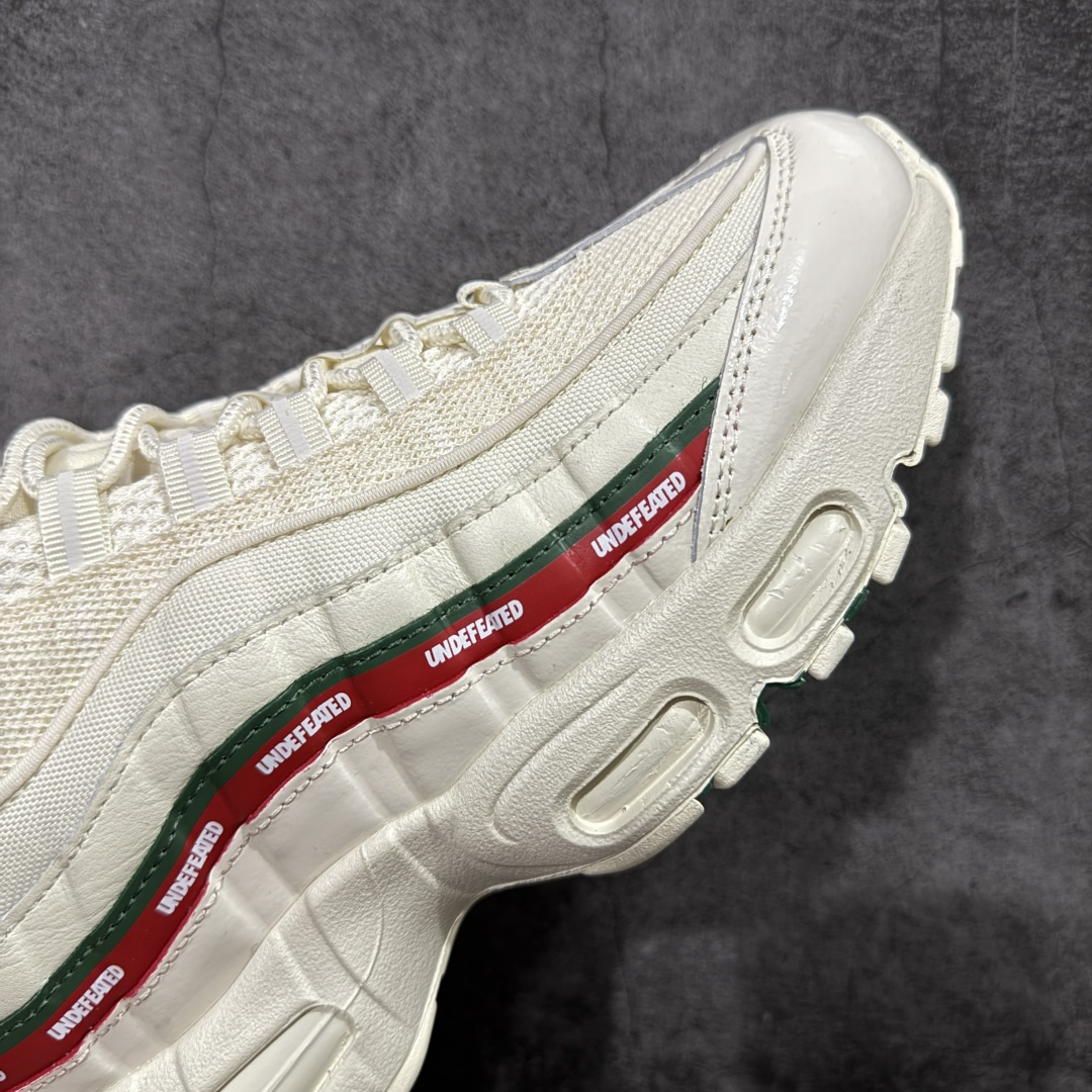 图片[6]-【小绿x/EM纯原】外贸超人气顶流单品 纯原版 UNDEFEATED x NK Air Max 95 \” Black \” 五道杠联名款低帮休闲运动鞋 IB4453-100 重金原鞋购入 独家私模 原版定制五金辅料 外贸平台充Z 高端零售专供品质 尺码：36 37.5 38 38.5 39 40 40.5 41 42 42.5 43 44 44.5 45 46 47.5 相信大家对于当年UNDEFEATED x Air Max 97 还记忆犹新，绿红色调的串标设计在当年掀起了一股潮流，市价翻倍一鞋难求的发售盛况至今依然难忘 而这一经典设计回归，UNDEFEATED 将再次同 Air Max 家族展开合作，基于Air Max 95 鞋型打造全新的联名 联名独有的串标元素及金属质感 Swoosh，整体既简洁清新，又释放出独树一帜的辨识度！-选品中心