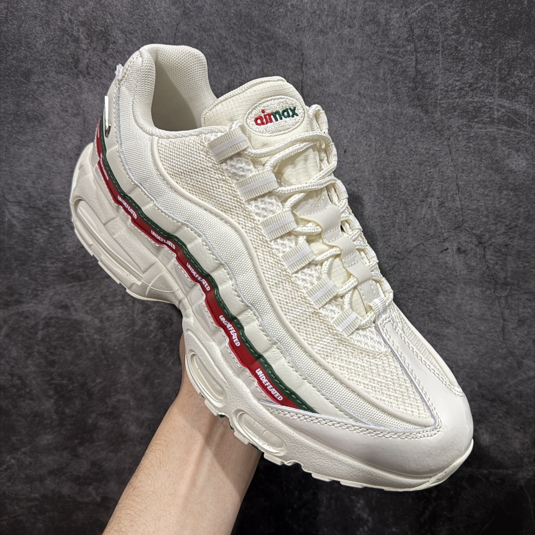 图片[3]-【小绿x/EM纯原】外贸超人气顶流单品 纯原版 UNDEFEATED x NK Air Max 95 \” Black \” 五道杠联名款低帮休闲运动鞋 IB4453-100 重金原鞋购入 独家私模 原版定制五金辅料 外贸平台充Z 高端零售专供品质 尺码：36 37.5 38 38.5 39 40 40.5 41 42 42.5 43 44 44.5 45 46 47.5 相信大家对于当年UNDEFEATED x Air Max 97 还记忆犹新，绿红色调的串标设计在当年掀起了一股潮流，市价翻倍一鞋难求的发售盛况至今依然难忘 而这一经典设计回归，UNDEFEATED 将再次同 Air Max 家族展开合作，基于Air Max 95 鞋型打造全新的联名 联名独有的串标元素及金属质感 Swoosh，整体既简洁清新，又释放出独树一帜的辨识度！-选品中心