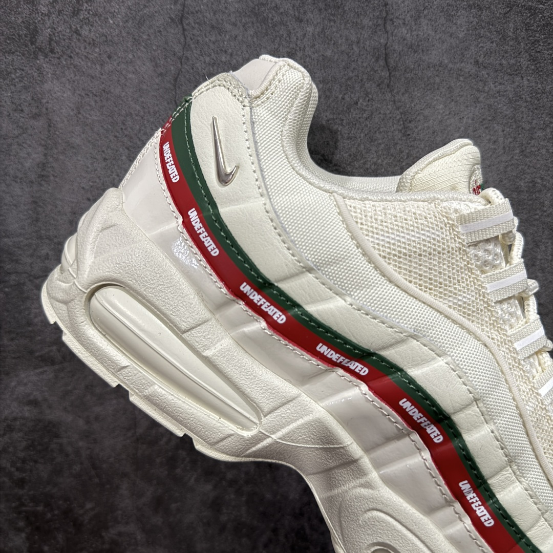 图片[7]-【小绿x/EM纯原】外贸超人气顶流单品 纯原版 UNDEFEATED x NK Air Max 95 \” Black \” 五道杠联名款低帮休闲运动鞋 IB4453-100 重金原鞋购入 独家私模 原版定制五金辅料 外贸平台充Z 高端零售专供品质 尺码：36 37.5 38 38.5 39 40 40.5 41 42 42.5 43 44 44.5 45 46 47.5 相信大家对于当年UNDEFEATED x Air Max 97 还记忆犹新，绿红色调的串标设计在当年掀起了一股潮流，市价翻倍一鞋难求的发售盛况至今依然难忘 而这一经典设计回归，UNDEFEATED 将再次同 Air Max 家族展开合作，基于Air Max 95 鞋型打造全新的联名 联名独有的串标元素及金属质感 Swoosh，整体既简洁清新，又释放出独树一帜的辨识度！-选品中心