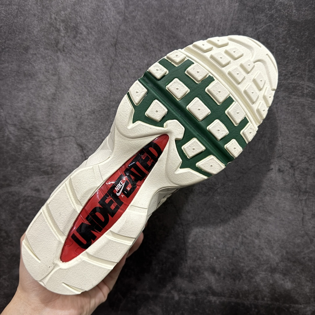 图片[9]-【小绿x/EM纯原】外贸超人气顶流单品 纯原版 UNDEFEATED x NK Air Max 95 \” Black \” 五道杠联名款低帮休闲运动鞋 IB4453-100 重金原鞋购入 独家私模 原版定制五金辅料 外贸平台充Z 高端零售专供品质 尺码：36 37.5 38 38.5 39 40 40.5 41 42 42.5 43 44 44.5 45 46 47.5 相信大家对于当年UNDEFEATED x Air Max 97 还记忆犹新，绿红色调的串标设计在当年掀起了一股潮流，市价翻倍一鞋难求的发售盛况至今依然难忘 而这一经典设计回归，UNDEFEATED 将再次同 Air Max 家族展开合作，基于Air Max 95 鞋型打造全新的联名 联名独有的串标元素及金属质感 Swoosh，整体既简洁清新，又释放出独树一帜的辨识度！-选品中心