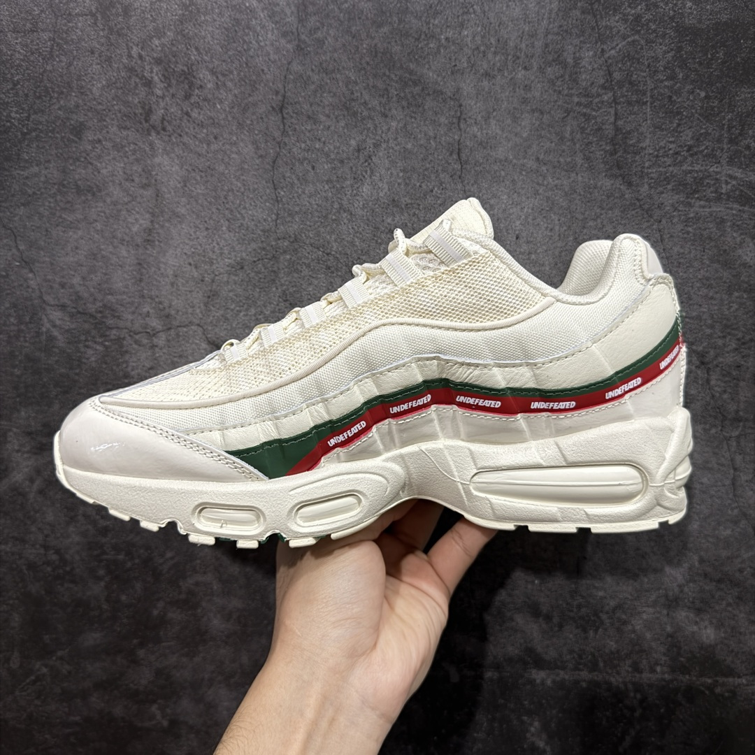 图片[2]-【小绿x/EM纯原】外贸超人气顶流单品 纯原版 UNDEFEATED x NK Air Max 95 \” Black \” 五道杠联名款低帮休闲运动鞋 IB4453-100 重金原鞋购入 独家私模 原版定制五金辅料 外贸平台充Z 高端零售专供品质 尺码：36 37.5 38 38.5 39 40 40.5 41 42 42.5 43 44 44.5 45 46 47.5 相信大家对于当年UNDEFEATED x Air Max 97 还记忆犹新，绿红色调的串标设计在当年掀起了一股潮流，市价翻倍一鞋难求的发售盛况至今依然难忘 而这一经典设计回归，UNDEFEATED 将再次同 Air Max 家族展开合作，基于Air Max 95 鞋型打造全新的联名 联名独有的串标元素及金属质感 Swoosh，整体既简洁清新，又释放出独树一帜的辨识度！-选品中心