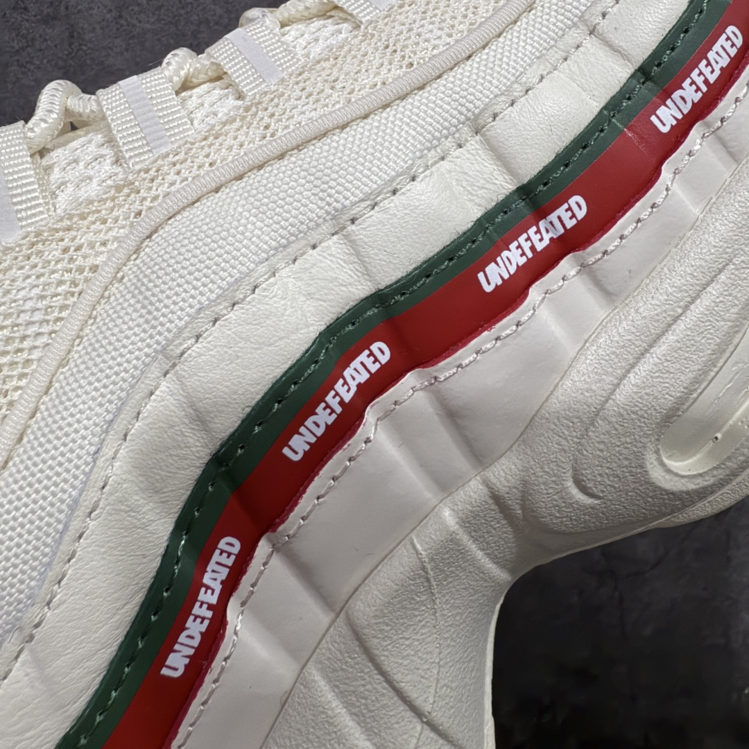 图片[4]-【小绿x/EM纯原】外贸超人气顶流单品 纯原版 UNDEFEATED x NK Air Max 95 \” Black \” 五道杠联名款低帮休闲运动鞋 IB4453-100 重金原鞋购入 独家私模 原版定制五金辅料 外贸平台充Z 高端零售专供品质 尺码：36 37.5 38 38.5 39 40 40.5 41 42 42.5 43 44 44.5 45 46 47.5 相信大家对于当年UNDEFEATED x Air Max 97 还记忆犹新，绿红色调的串标设计在当年掀起了一股潮流，市价翻倍一鞋难求的发售盛况至今依然难忘 而这一经典设计回归，UNDEFEATED 将再次同 Air Max 家族展开合作，基于Air Max 95 鞋型打造全新的联名 联名独有的串标元素及金属质感 Swoosh，整体既简洁清新，又释放出独树一帜的辨识度！-选品中心