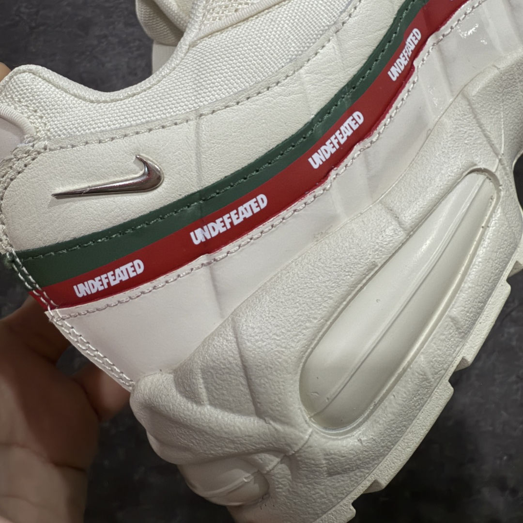 图片[3]-【小绿x/EM纯原】外贸超人气顶流单品 纯原版 UNDEFEATED x NK Air Max 95 \” Black \” 五道杠联名款低帮休闲运动鞋 IB4453-100 重金原鞋购入 独家私模 原版定制五金辅料 外贸平台充Z 高端零售专供品质 尺码：36 37.5 38 38.5 39 40 40.5 41 42 42.5 43 44 44.5 45 46 47.5 相信大家对于当年UNDEFEATED x Air Max 97 还记忆犹新，绿红色调的串标设计在当年掀起了一股潮流，市价翻倍一鞋难求的发售盛况至今依然难忘 而这一经典设计回归，UNDEFEATED 将再次同 Air Max 家族展开合作，基于Air Max 95 鞋型打造全新的联名 联名独有的串标元素及金属质感 Swoosh，整体既简洁清新，又释放出独树一帜的辨识度！-选品中心