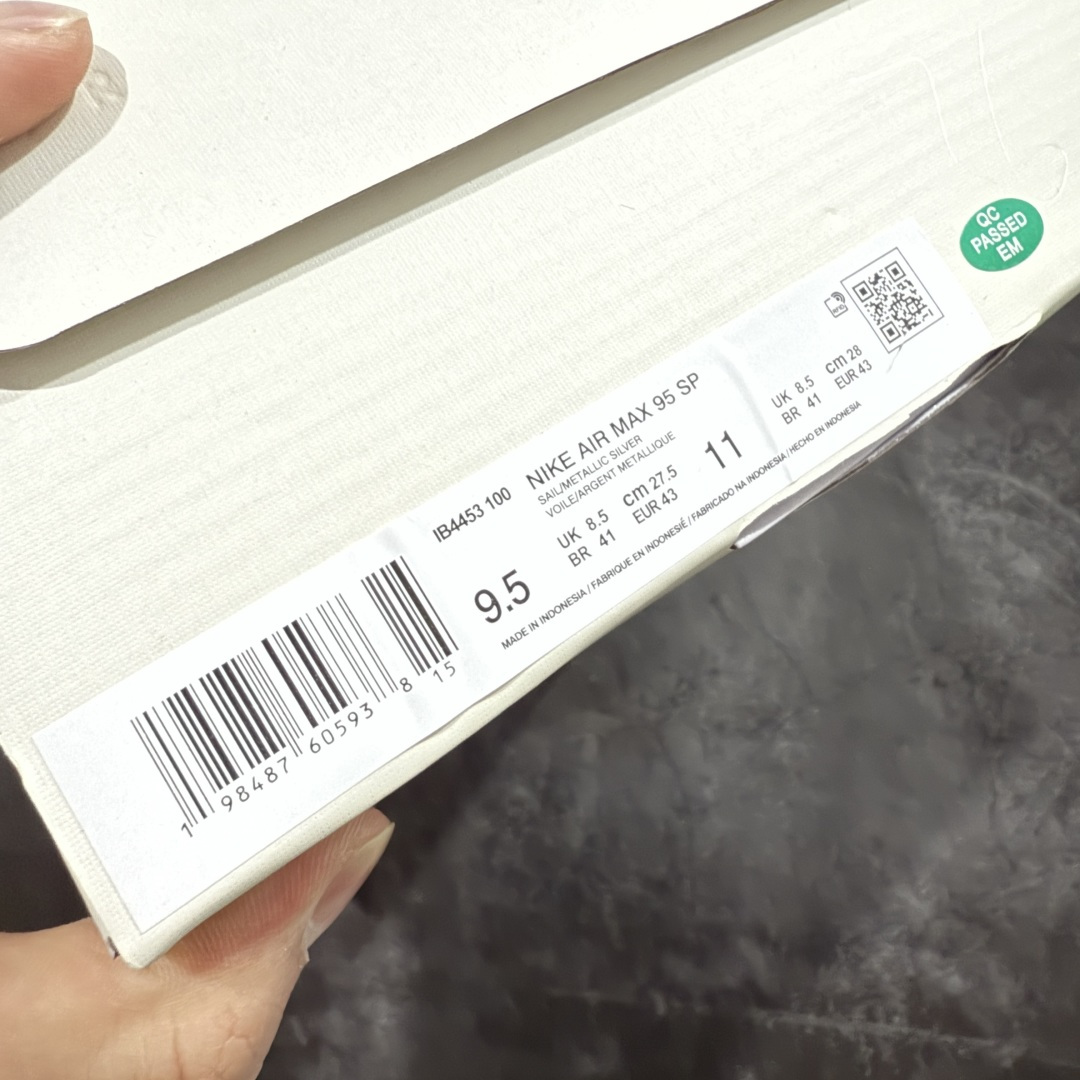 图片[9]-【小绿x/EM纯原】外贸超人气顶流单品 纯原版 UNDEFEATED x NK Air Max 95 \” Black \” 五道杠联名款低帮休闲运动鞋 IB4453-100 重金原鞋购入 独家私模 原版定制五金辅料 外贸平台充Z 高端零售专供品质 尺码：36 37.5 38 38.5 39 40 40.5 41 42 42.5 43 44 44.5 45 46 47.5 相信大家对于当年UNDEFEATED x Air Max 97 还记忆犹新，绿红色调的串标设计在当年掀起了一股潮流，市价翻倍一鞋难求的发售盛况至今依然难忘 而这一经典设计回归，UNDEFEATED 将再次同 Air Max 家族展开合作，基于Air Max 95 鞋型打造全新的联名 联名独有的串标元素及金属质感 Swoosh，整体既简洁清新，又释放出独树一帜的辨识度！-选品中心