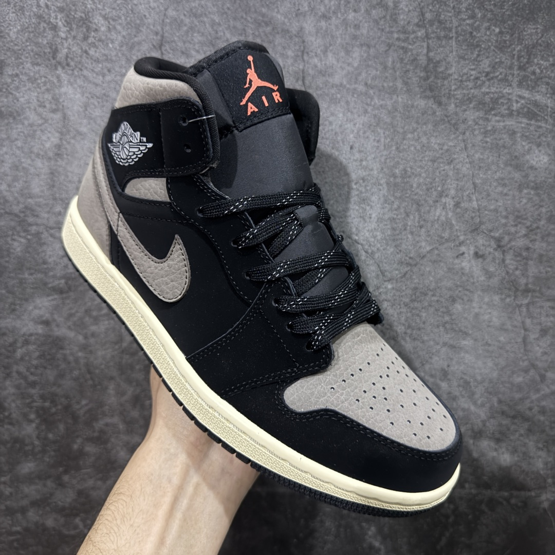 图片[3]-【纯原K版】Air Jordan AJ1 Mid 中帮 黑棕 IB7110-002 原厂内置全掌气垫 A模大底 头层小牛皮 鞋舌AJ原厂专用牛津布+AJ专用反口珍珠布+原厂无杂质高弹内里海棉 特殊封边弹力鞋带 全网唯一头层牛皮 原鞋开模 拒绝公底 购置公司同步原材料 原汁原味 忠于原版‼️ 尺码：36 36.5 37.5 38 38.5 39 40 40.5 41 42 42.5 43 44 44.5 45 46 47.5-选品中心