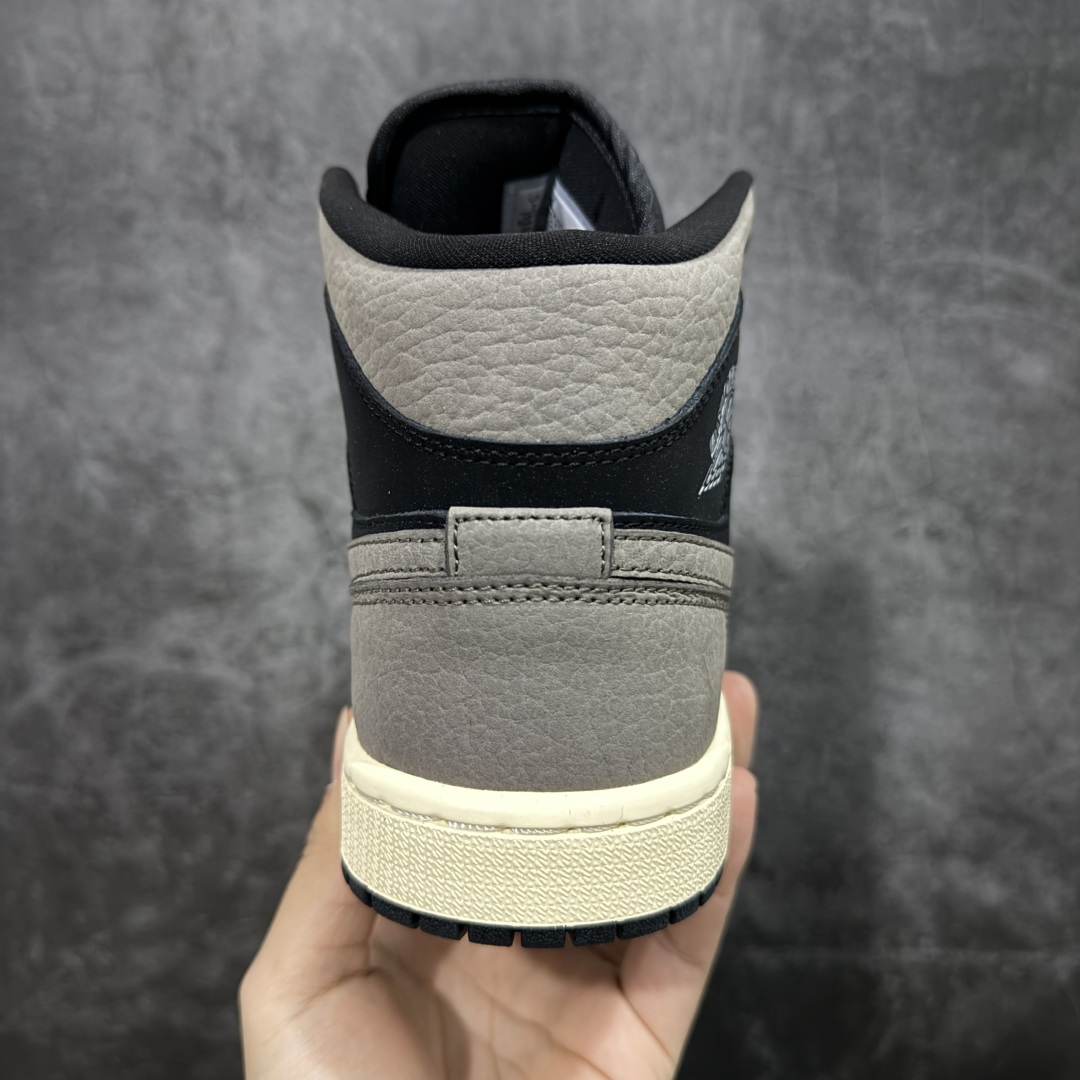 图片[4]-【纯原K版】Air Jordan AJ1 Mid 中帮 黑棕 IB7110-002 原厂内置全掌气垫 A模大底 头层小牛皮 鞋舌AJ原厂专用牛津布+AJ专用反口珍珠布+原厂无杂质高弹内里海棉 特殊封边弹力鞋带 全网唯一头层牛皮 原鞋开模 拒绝公底 购置公司同步原材料 原汁原味 忠于原版‼️ 尺码：36 36.5 37.5 38 38.5 39 40 40.5 41 42 42.5 43 44 44.5 45 46 47.5-选品中心