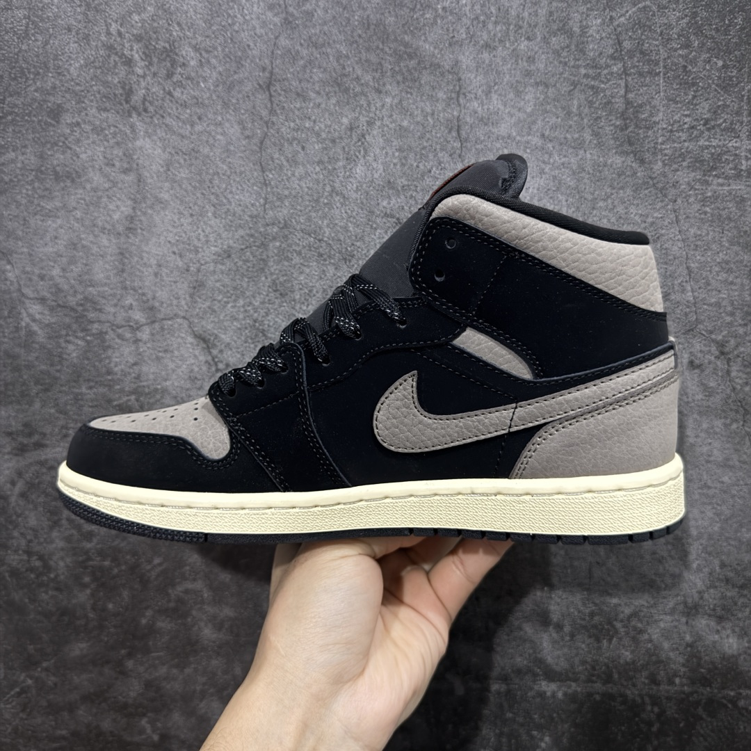 图片[2]-【纯原K版】Air Jordan AJ1 Mid 中帮 黑棕 IB7110-002 原厂内置全掌气垫 A模大底 头层小牛皮 鞋舌AJ原厂专用牛津布+AJ专用反口珍珠布+原厂无杂质高弹内里海棉 特殊封边弹力鞋带 全网唯一头层牛皮 原鞋开模 拒绝公底 购置公司同步原材料 原汁原味 忠于原版‼️ 尺码：36 36.5 37.5 38 38.5 39 40 40.5 41 42 42.5 43 44 44.5 45 46 47.5-选品中心