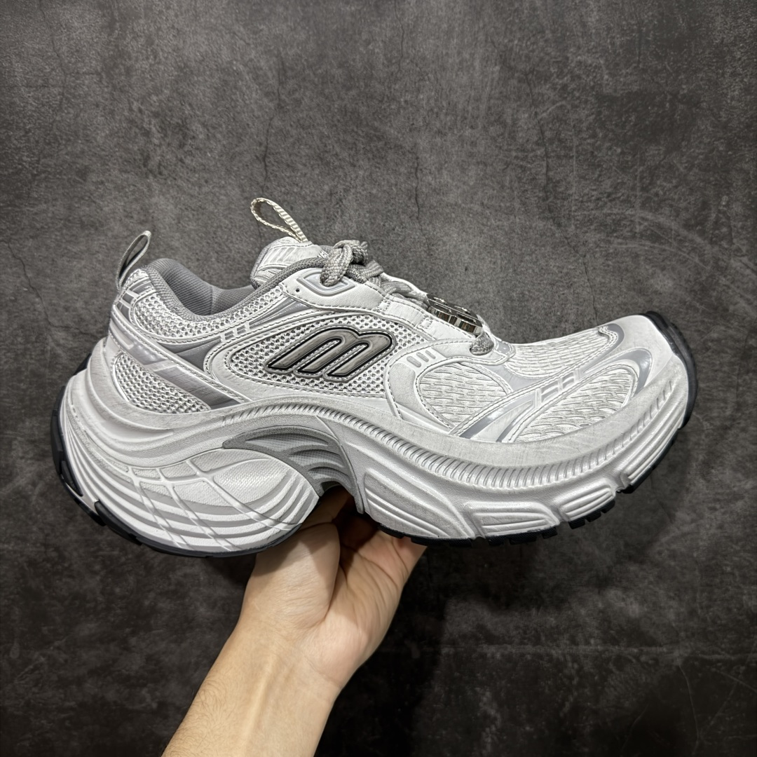 【XA纯原】BALENCIAGA 6XL Sneakers 巴黎世家15代 网布系带低帮走秀复古老爹鞋 全套原纸板楦头开发 最原汁原味的灵魂版型 全鞋荧光划线卡点 胶水把控整洁度追求极致完美 每一双都是工艺品 多重QC质检 超越公司货的品控标准 实实在在的免检产品 原盒原配 正确字体电绣 粗细、位置、大小正确 侧边TPU 透气孔匹配意产原版 正确分离大底 TPU软底 原版一致大底LOGO 立体感十足 原厂皮料水洗做旧 采购原厂网纱 不含皮革 网布材料和聚氨酯 磨损效果 展现品牌对于新潮事物的热情 这款鞋子拥有巨大尺寸和醒目设计 符合当下”老爹鞋”的趋势 鞋子采用银灰配色 营造出低调而不失华丽的效果 10XL的尺码使它成为市场中最显眼的存在 适合追求个性化的人群 Balenciaga始终站在时尚前沿 此次发布的产品再次体现了他们的创新能力 尺码：35-46-选品中心