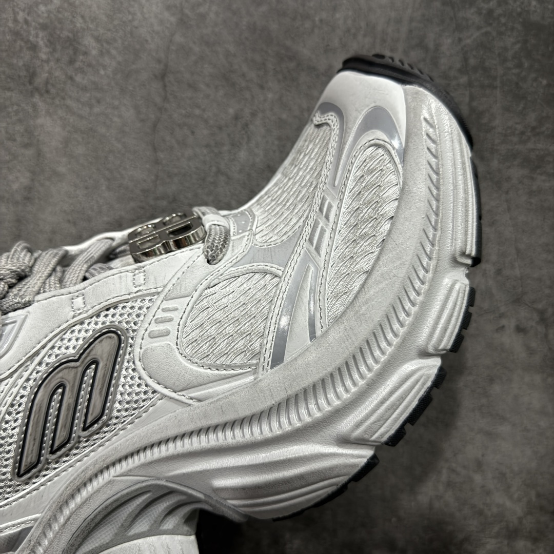 图片[6]-【XA纯原】BALENCIAGA 6XL Sneakers 巴黎世家15代 网布系带低帮走秀复古老爹鞋 全套原纸板楦头开发 最原汁原味的灵魂版型 全鞋荧光划线卡点 胶水把控整洁度追求极致完美 每一双都是工艺品 多重QC质检 超越公司货的品控标准 实实在在的免检产品 原盒原配 正确字体电绣 粗细、位置、大小正确 侧边TPU 透气孔匹配意产原版 正确分离大底 TPU软底 原版一致大底LOGO 立体感十足 原厂皮料水洗做旧 采购原厂网纱 不含皮革 网布材料和聚氨酯 磨损效果 展现品牌对于新潮事物的热情 这款鞋子拥有巨大尺寸和醒目设计 符合当下”老爹鞋”的趋势 鞋子采用银灰配色 营造出低调而不失华丽的效果 10XL的尺码使它成为市场中最显眼的存在 适合追求个性化的人群 Balenciaga始终站在时尚前沿 此次发布的产品再次体现了他们的创新能力 尺码：35-46-选品中心