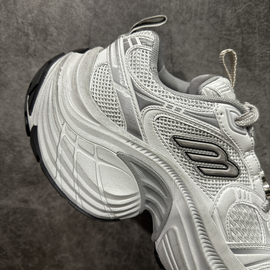 图片[7]-【XA纯原】BALENCIAGA 6XL Sneakers 巴黎世家15代 网布系带低帮走秀复古老爹鞋 全套原纸板楦头开发 最原汁原味的灵魂版型 全鞋荧光划线卡点 胶水把控整洁度追求极致完美 每一双都是工艺品 多重QC质检 超越公司货的品控标准 实实在在的免检产品 原盒原配 正确字体电绣 粗细、位置、大小正确 侧边TPU 透气孔匹配意产原版 正确分离大底 TPU软底 原版一致大底LOGO 立体感十足 原厂皮料水洗做旧 采购原厂网纱 不含皮革 网布材料和聚氨酯 磨损效果 展现品牌对于新潮事物的热情 这款鞋子拥有巨大尺寸和醒目设计 符合当下”老爹鞋”的趋势 鞋子采用银灰配色 营造出低调而不失华丽的效果 10XL的尺码使它成为市场中最显眼的存在 适合追求个性化的人群 Balenciaga始终站在时尚前沿 此次发布的产品再次体现了他们的创新能力 尺码：35-46-选品中心