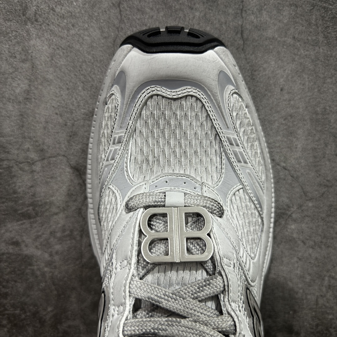 图片[5]-【XA纯原】BALENCIAGA 6XL Sneakers 巴黎世家15代 网布系带低帮走秀复古老爹鞋 全套原纸板楦头开发 最原汁原味的灵魂版型 全鞋荧光划线卡点 胶水把控整洁度追求极致完美 每一双都是工艺品 多重QC质检 超越公司货的品控标准 实实在在的免检产品 原盒原配 正确字体电绣 粗细、位置、大小正确 侧边TPU 透气孔匹配意产原版 正确分离大底 TPU软底 原版一致大底LOGO 立体感十足 原厂皮料水洗做旧 采购原厂网纱 不含皮革 网布材料和聚氨酯 磨损效果 展现品牌对于新潮事物的热情 这款鞋子拥有巨大尺寸和醒目设计 符合当下”老爹鞋”的趋势 鞋子采用银灰配色 营造出低调而不失华丽的效果 10XL的尺码使它成为市场中最显眼的存在 适合追求个性化的人群 Balenciaga始终站在时尚前沿 此次发布的产品再次体现了他们的创新能力 尺码：35-46-选品中心