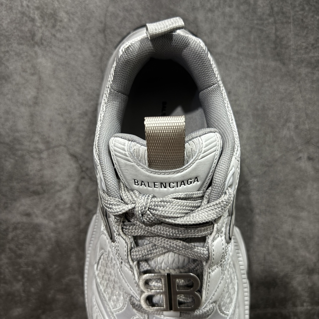图片[8]-【XA纯原】BALENCIAGA 6XL Sneakers 巴黎世家15代 网布系带低帮走秀复古老爹鞋 全套原纸板楦头开发 最原汁原味的灵魂版型 全鞋荧光划线卡点 胶水把控整洁度追求极致完美 每一双都是工艺品 多重QC质检 超越公司货的品控标准 实实在在的免检产品 原盒原配 正确字体电绣 粗细、位置、大小正确 侧边TPU 透气孔匹配意产原版 正确分离大底 TPU软底 原版一致大底LOGO 立体感十足 原厂皮料水洗做旧 采购原厂网纱 不含皮革 网布材料和聚氨酯 磨损效果 展现品牌对于新潮事物的热情 这款鞋子拥有巨大尺寸和醒目设计 符合当下”老爹鞋”的趋势 鞋子采用银灰配色 营造出低调而不失华丽的效果 10XL的尺码使它成为市场中最显眼的存在 适合追求个性化的人群 Balenciaga始终站在时尚前沿 此次发布的产品再次体现了他们的创新能力 尺码：35-46-选品中心