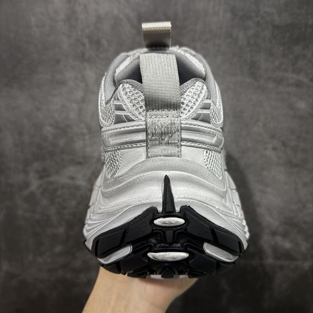 图片[4]-【XA纯原】BALENCIAGA 6XL Sneakers 巴黎世家15代 网布系带低帮走秀复古老爹鞋 全套原纸板楦头开发 最原汁原味的灵魂版型 全鞋荧光划线卡点 胶水把控整洁度追求极致完美 每一双都是工艺品 多重QC质检 超越公司货的品控标准 实实在在的免检产品 原盒原配 正确字体电绣 粗细、位置、大小正确 侧边TPU 透气孔匹配意产原版 正确分离大底 TPU软底 原版一致大底LOGO 立体感十足 原厂皮料水洗做旧 采购原厂网纱 不含皮革 网布材料和聚氨酯 磨损效果 展现品牌对于新潮事物的热情 这款鞋子拥有巨大尺寸和醒目设计 符合当下”老爹鞋”的趋势 鞋子采用银灰配色 营造出低调而不失华丽的效果 10XL的尺码使它成为市场中最显眼的存在 适合追求个性化的人群 Balenciaga始终站在时尚前沿 此次发布的产品再次体现了他们的创新能力 尺码：35-46-选品中心