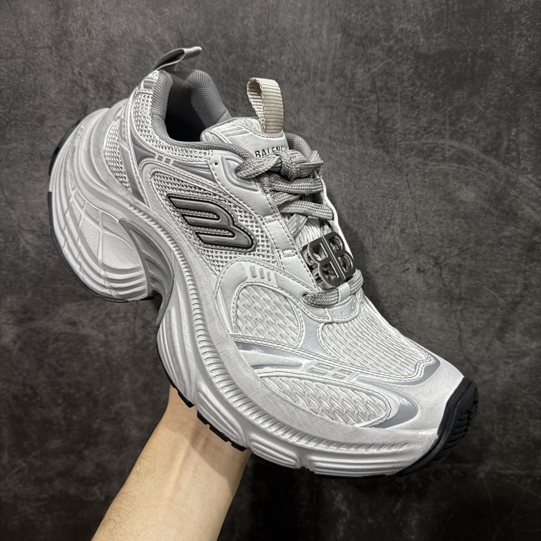 图片[3]-【XA纯原】BALENCIAGA 6XL Sneakers 巴黎世家15代 网布系带低帮走秀复古老爹鞋 全套原纸板楦头开发 最原汁原味的灵魂版型 全鞋荧光划线卡点 胶水把控整洁度追求极致完美 每一双都是工艺品 多重QC质检 超越公司货的品控标准 实实在在的免检产品 原盒原配 正确字体电绣 粗细、位置、大小正确 侧边TPU 透气孔匹配意产原版 正确分离大底 TPU软底 原版一致大底LOGO 立体感十足 原厂皮料水洗做旧 采购原厂网纱 不含皮革 网布材料和聚氨酯 磨损效果 展现品牌对于新潮事物的热情 这款鞋子拥有巨大尺寸和醒目设计 符合当下”老爹鞋”的趋势 鞋子采用银灰配色 营造出低调而不失华丽的效果 10XL的尺码使它成为市场中最显眼的存在 适合追求个性化的人群 Balenciaga始终站在时尚前沿 此次发布的产品再次体现了他们的创新能力 尺码：35-46-选品中心