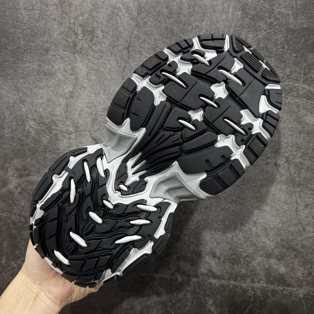 图片[9]-【XA纯原】BALENCIAGA 6XL Sneakers 巴黎世家15代 网布系带低帮走秀复古老爹鞋 全套原纸板楦头开发 最原汁原味的灵魂版型 全鞋荧光划线卡点 胶水把控整洁度追求极致完美 每一双都是工艺品 多重QC质检 超越公司货的品控标准 实实在在的免检产品 原盒原配 正确字体电绣 粗细、位置、大小正确 侧边TPU 透气孔匹配意产原版 正确分离大底 TPU软底 原版一致大底LOGO 立体感十足 原厂皮料水洗做旧 采购原厂网纱 不含皮革 网布材料和聚氨酯 磨损效果 展现品牌对于新潮事物的热情 这款鞋子拥有巨大尺寸和醒目设计 符合当下”老爹鞋”的趋势 鞋子采用银灰配色 营造出低调而不失华丽的效果 10XL的尺码使它成为市场中最显眼的存在 适合追求个性化的人群 Balenciaga始终站在时尚前沿 此次发布的产品再次体现了他们的创新能力 尺码：35-46-选品中心