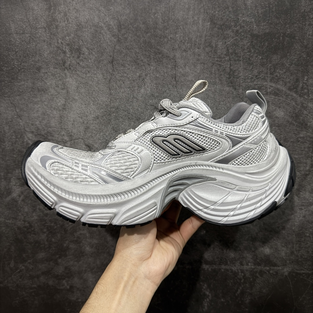 图片[2]-【XA纯原】BALENCIAGA 6XL Sneakers 巴黎世家15代 网布系带低帮走秀复古老爹鞋 全套原纸板楦头开发 最原汁原味的灵魂版型 全鞋荧光划线卡点 胶水把控整洁度追求极致完美 每一双都是工艺品 多重QC质检 超越公司货的品控标准 实实在在的免检产品 原盒原配 正确字体电绣 粗细、位置、大小正确 侧边TPU 透气孔匹配意产原版 正确分离大底 TPU软底 原版一致大底LOGO 立体感十足 原厂皮料水洗做旧 采购原厂网纱 不含皮革 网布材料和聚氨酯 磨损效果 展现品牌对于新潮事物的热情 这款鞋子拥有巨大尺寸和醒目设计 符合当下”老爹鞋”的趋势 鞋子采用银灰配色 营造出低调而不失华丽的效果 10XL的尺码使它成为市场中最显眼的存在 适合追求个性化的人群 Balenciaga始终站在时尚前沿 此次发布的产品再次体现了他们的创新能力 尺码：35-46-选品中心