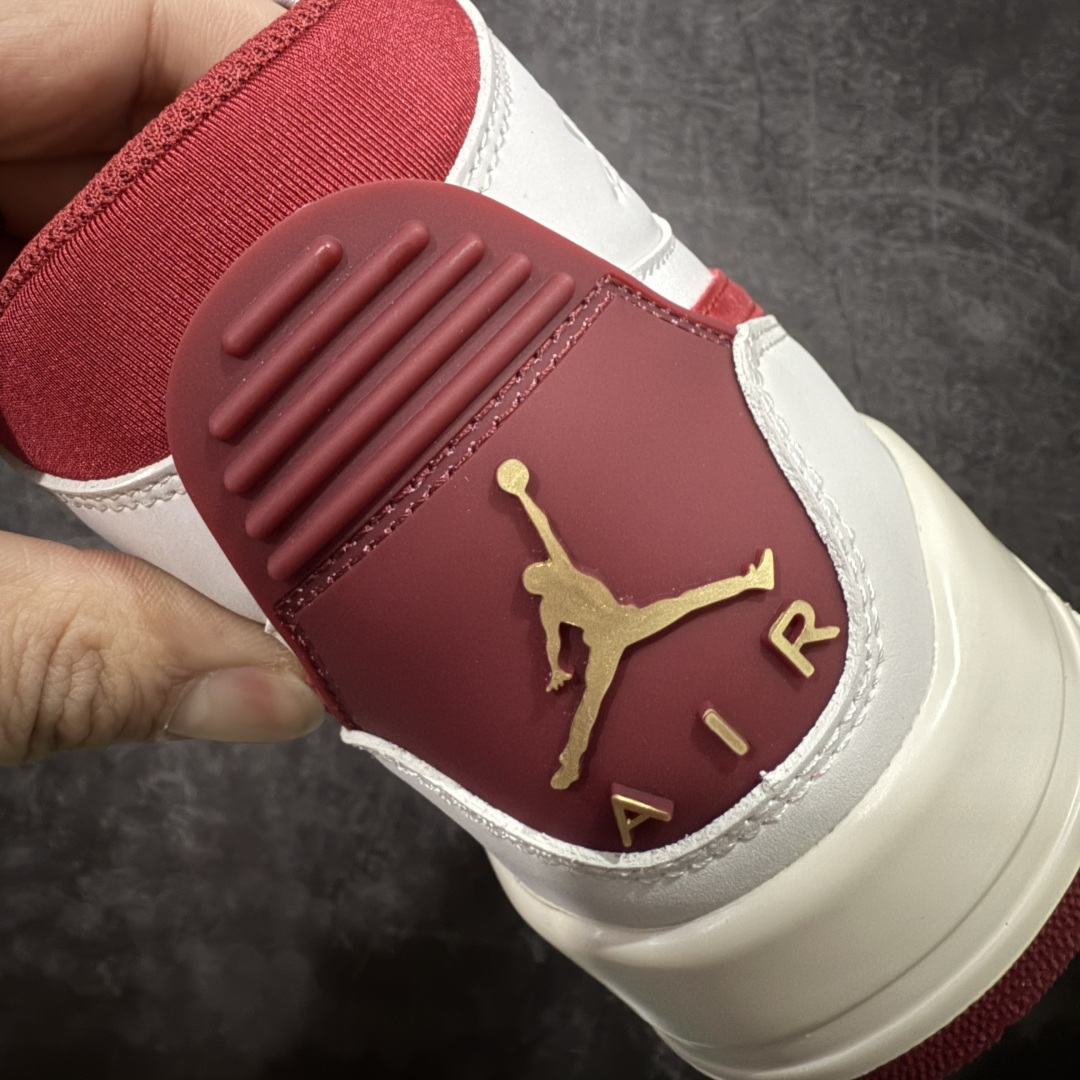图片[2]-【纯原N版】 Air Jordan Legacy AJ312 三合一魔术贴板鞋 高帮 CNY马年限定白灰红 IQ9785-161 鞋身采用了皮革材质打造 横跨鞋面的魔术贴十分吸睛 侧面的Swoosh Logo的一部分被鞋面遮挡了一部分 颇具玩味 魔术贴上标有NK标识 而鞋舌上是Jordan的经典飞翼Logo 后跟和鞋底均采用了Air Jordan 3 的设计 后跟上同样也使用了经典的爆裂纹图案 尺码：36 36.5 37.5 38 38.5 39 40 40.5 41 42 42.5 43 44 44.5 45 46 47.5-选品中心
