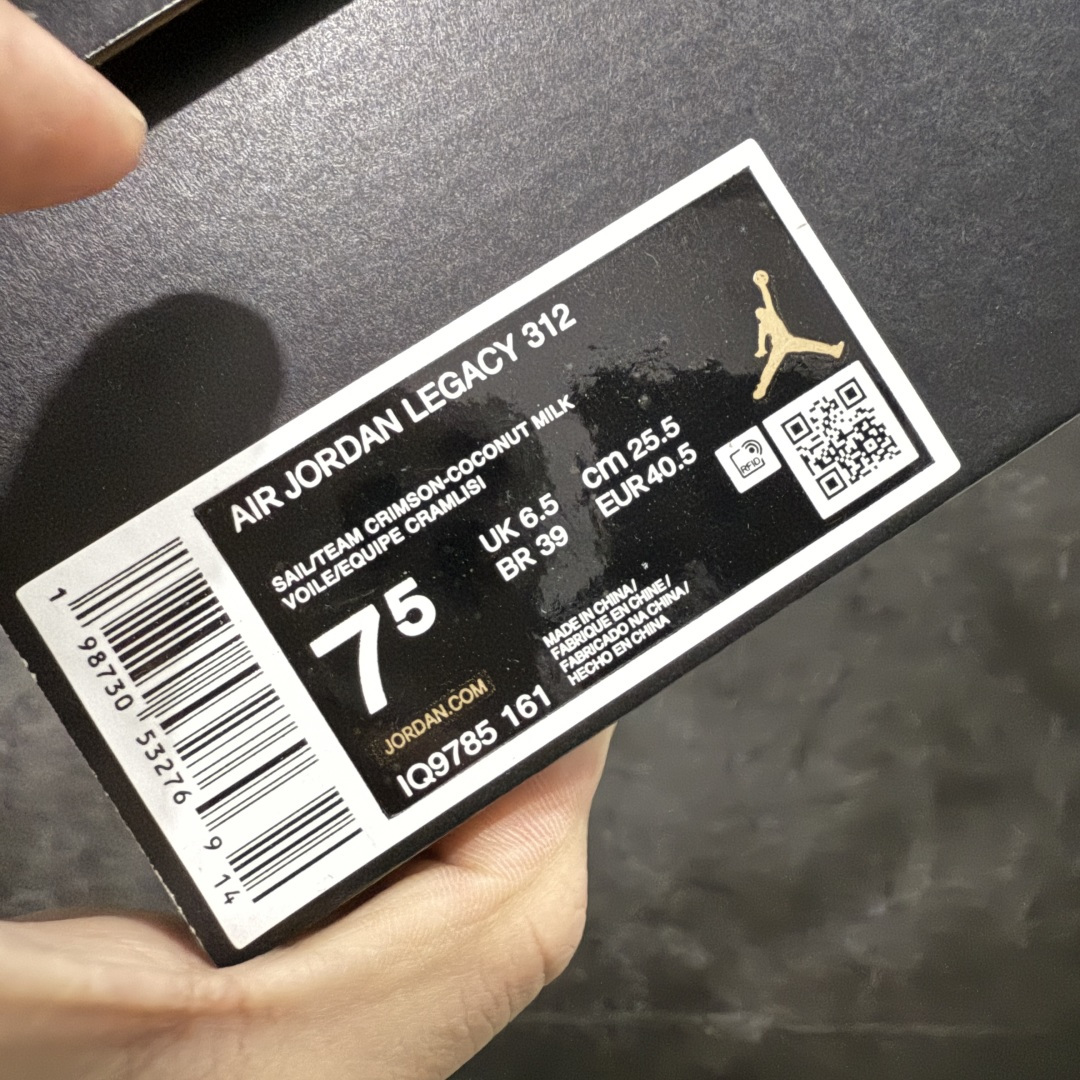 图片[9]-【纯原N版】 Air Jordan Legacy AJ312 三合一魔术贴板鞋 高帮 CNY马年限定白灰红 IQ9785-161 鞋身采用了皮革材质打造 横跨鞋面的魔术贴十分吸睛 侧面的Swoosh Logo的一部分被鞋面遮挡了一部分 颇具玩味 魔术贴上标有NK标识 而鞋舌上是Jordan的经典飞翼Logo 后跟和鞋底均采用了Air Jordan 3 的设计 后跟上同样也使用了经典的爆裂纹图案 尺码：36 36.5 37.5 38 38.5 39 40 40.5 41 42 42.5 43 44 44.5 45 46 47.5-选品中心