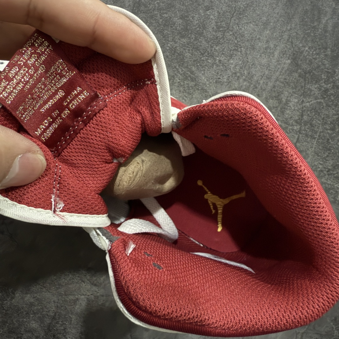 图片[7]-【纯原N版】 Air Jordan Legacy AJ312 三合一魔术贴板鞋 高帮 CNY马年限定白灰红 IQ9785-161 鞋身采用了皮革材质打造 横跨鞋面的魔术贴十分吸睛 侧面的Swoosh Logo的一部分被鞋面遮挡了一部分 颇具玩味 魔术贴上标有NK标识 而鞋舌上是Jordan的经典飞翼Logo 后跟和鞋底均采用了Air Jordan 3 的设计 后跟上同样也使用了经典的爆裂纹图案 尺码：36 36.5 37.5 38 38.5 39 40 40.5 41 42 42.5 43 44 44.5 45 46 47.5-选品中心