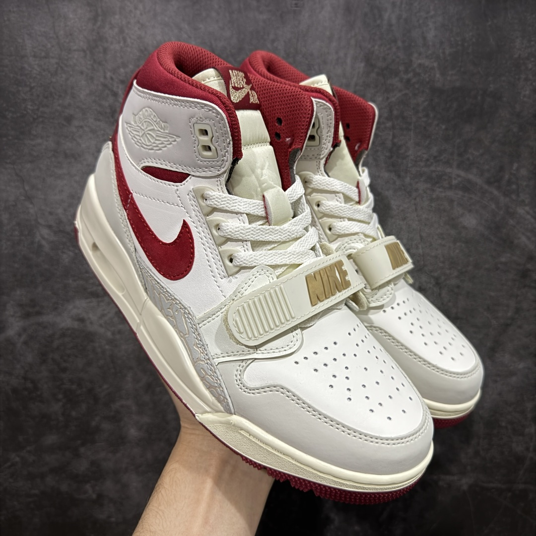 【纯原N版】 Air Jordan Legacy AJ312 三合一魔术贴板鞋 高帮 CNY马年限定白灰红 IQ9785-161 鞋身采用了皮革材质打造 横跨鞋面的魔术贴十分吸睛 侧面的Swoosh Logo的一部分被鞋面遮挡了一部分 颇具玩味 魔术贴上标有NK标识 而鞋舌上是Jordan的经典飞翼Logo 后跟和鞋底均采用了Air Jordan 3 的设计 后跟上同样也使用了经典的爆裂纹图案 尺码：36 36.5 37.5 38 38.5 39 40 40.5 41 42 42.5 43 44 44.5 45 46 47.5-选品中心