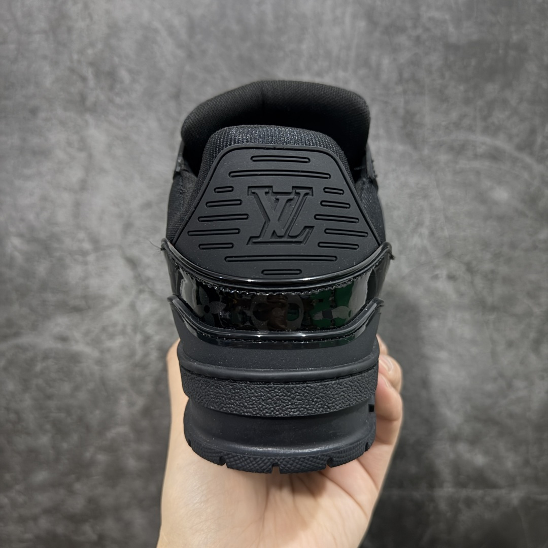 图片[4]-【YS纯原】广奢高端货 LOUIS VUITTON 路易威登 LV Trainer 休闲板鞋 ✦ 原楦原纸版开模，鞋型立体饱满 ✦ 零毛边、零溢胶、零线头瑕疵 ✦ 细节与原版一致 区分市面通货 ✦ 多层叠片＋电脑针车，针距密度一致 ✦ Monogram浮雕＋3D高频压纹 ✦ 多密度发泡中底：支撑回弹媲美专柜 ✦ 原装橡胶大底：含胶量高、纹路深、双拼接零偏差 ✦ ZP级原装包装：专柜款鞋盒＋防尘袋＋说明书 尺码：39-45-选品中心