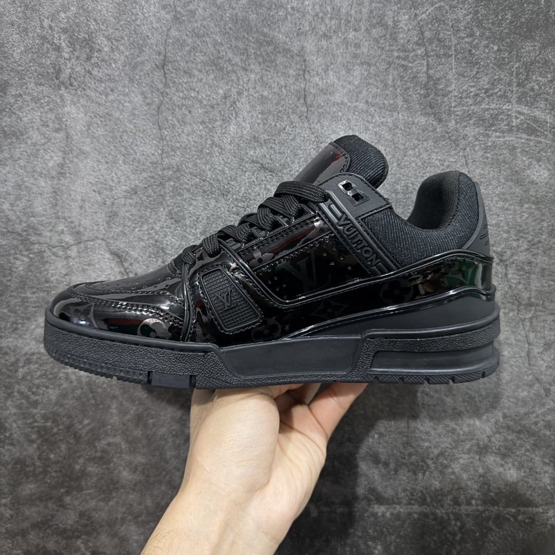 图片[2]-【YS纯原】广奢高端货 LOUIS VUITTON 路易威登 LV Trainer 休闲板鞋 ✦ 原楦原纸版开模，鞋型立体饱满 ✦ 零毛边、零溢胶、零线头瑕疵 ✦ 细节与原版一致 区分市面通货 ✦ 多层叠片＋电脑针车，针距密度一致 ✦ Monogram浮雕＋3D高频压纹 ✦ 多密度发泡中底：支撑回弹媲美专柜 ✦ 原装橡胶大底：含胶量高、纹路深、双拼接零偏差 ✦ ZP级原装包装：专柜款鞋盒＋防尘袋＋说明书 尺码：39-45-选品中心