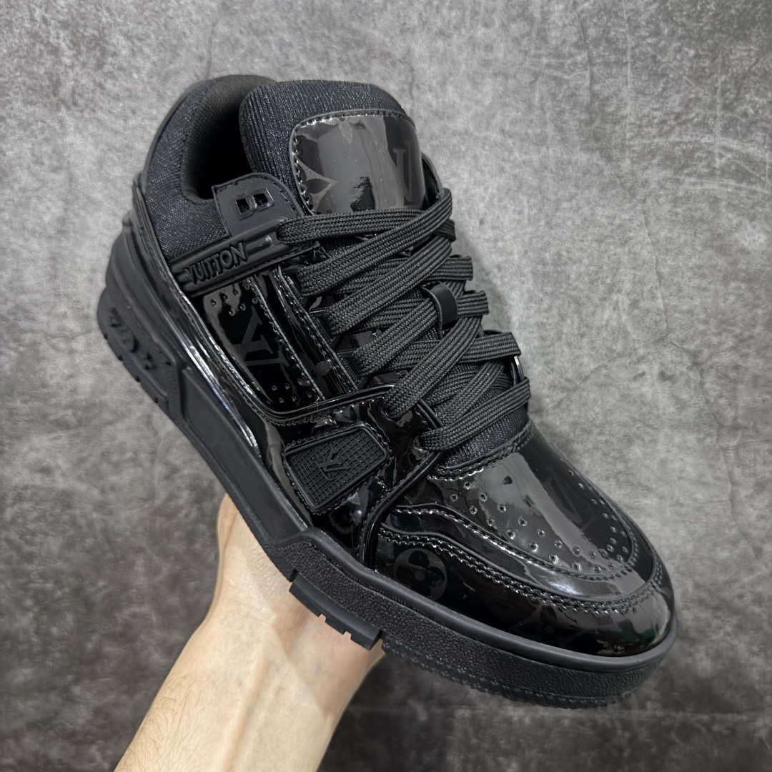 图片[3]-【YS纯原】广奢高端货 LOUIS VUITTON 路易威登 LV Trainer 休闲板鞋 ✦ 原楦原纸版开模，鞋型立体饱满 ✦ 零毛边、零溢胶、零线头瑕疵 ✦ 细节与原版一致 区分市面通货 ✦ 多层叠片＋电脑针车，针距密度一致 ✦ Monogram浮雕＋3D高频压纹 ✦ 多密度发泡中底：支撑回弹媲美专柜 ✦ 原装橡胶大底：含胶量高、纹路深、双拼接零偏差 ✦ ZP级原装包装：专柜款鞋盒＋防尘袋＋说明书 尺码：39-45-选品中心