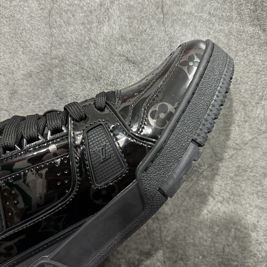 图片[6]-【YS纯原】广奢高端货 LOUIS VUITTON 路易威登 LV Trainer 休闲板鞋 ✦ 原楦原纸版开模，鞋型立体饱满 ✦ 零毛边、零溢胶、零线头瑕疵 ✦ 细节与原版一致 区分市面通货 ✦ 多层叠片＋电脑针车，针距密度一致 ✦ Monogram浮雕＋3D高频压纹 ✦ 多密度发泡中底：支撑回弹媲美专柜 ✦ 原装橡胶大底：含胶量高、纹路深、双拼接零偏差 ✦ ZP级原装包装：专柜款鞋盒＋防尘袋＋说明书 尺码：39-45-选品中心