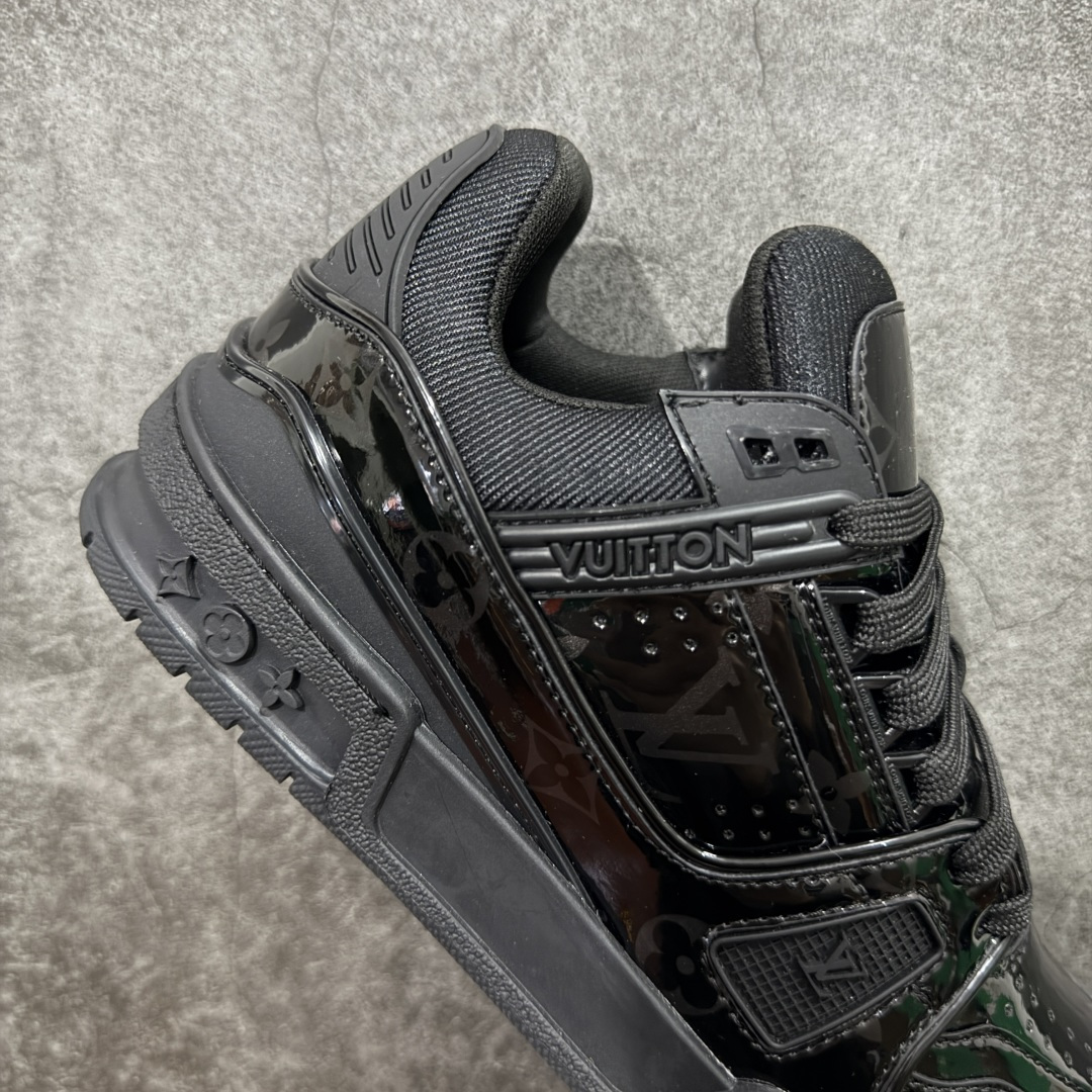 图片[7]-【YS纯原】广奢高端货 LOUIS VUITTON 路易威登 LV Trainer 休闲板鞋 ✦ 原楦原纸版开模，鞋型立体饱满 ✦ 零毛边、零溢胶、零线头瑕疵 ✦ 细节与原版一致 区分市面通货 ✦ 多层叠片＋电脑针车，针距密度一致 ✦ Monogram浮雕＋3D高频压纹 ✦ 多密度发泡中底：支撑回弹媲美专柜 ✦ 原装橡胶大底：含胶量高、纹路深、双拼接零偏差 ✦ ZP级原装包装：专柜款鞋盒＋防尘袋＋说明书 尺码：39-45-选品中心