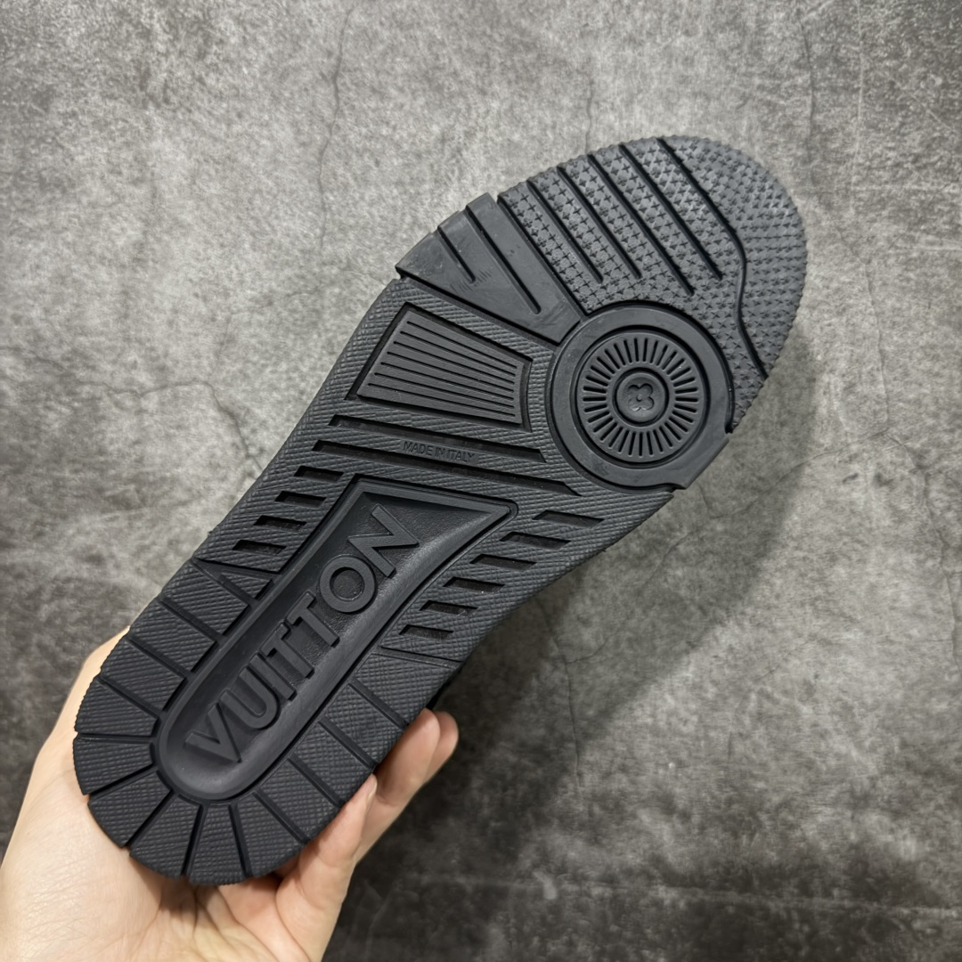 图片[9]-【YS纯原】广奢高端货 LOUIS VUITTON 路易威登 LV Trainer 休闲板鞋 ✦ 原楦原纸版开模，鞋型立体饱满 ✦ 零毛边、零溢胶、零线头瑕疵 ✦ 细节与原版一致 区分市面通货 ✦ 多层叠片＋电脑针车，针距密度一致 ✦ Monogram浮雕＋3D高频压纹 ✦ 多密度发泡中底：支撑回弹媲美专柜 ✦ 原装橡胶大底：含胶量高、纹路深、双拼接零偏差 ✦ ZP级原装包装：专柜款鞋盒＋防尘袋＋说明书 尺码：39-45-选品中心