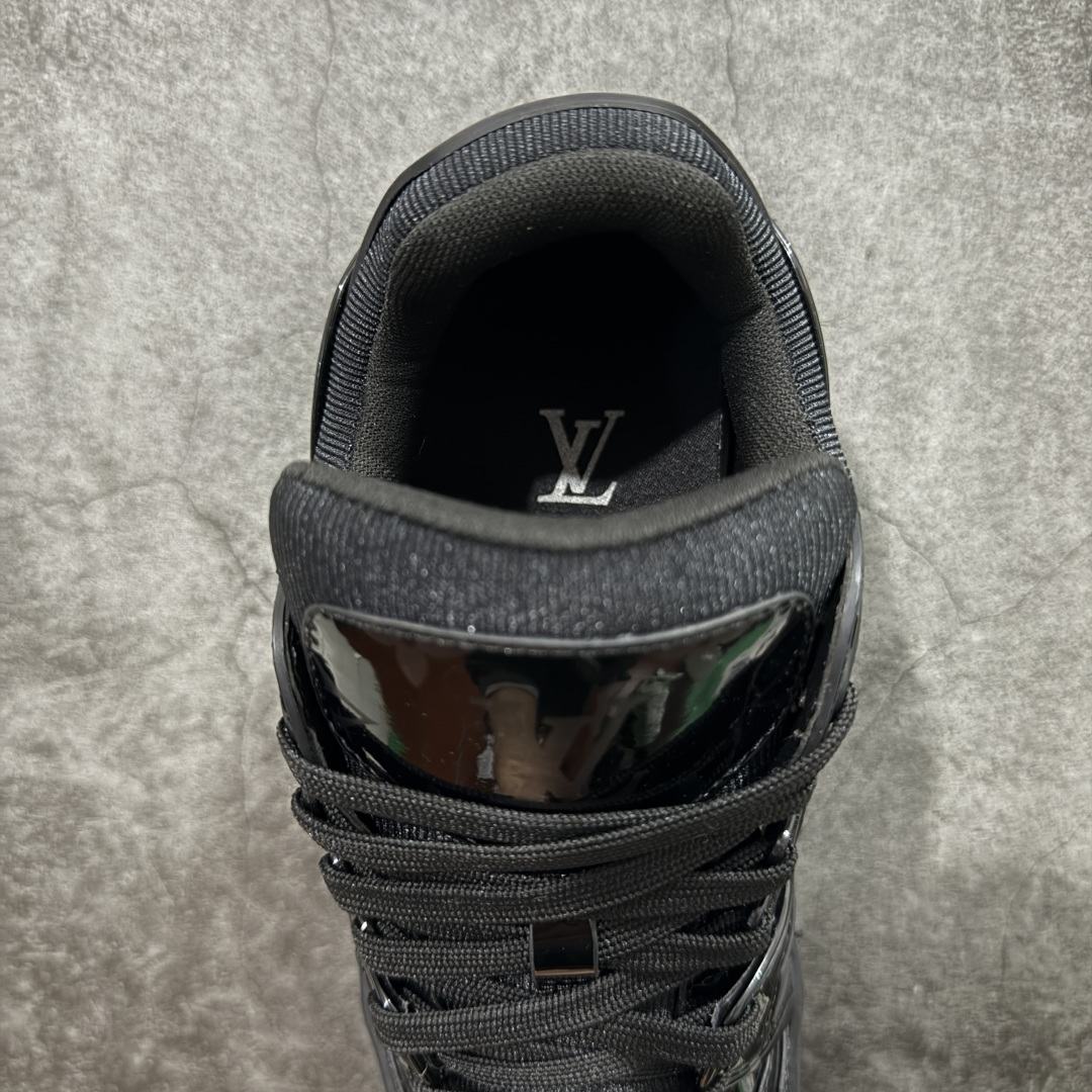 图片[8]-【YS纯原】广奢高端货 LOUIS VUITTON 路易威登 LV Trainer 休闲板鞋 ✦ 原楦原纸版开模，鞋型立体饱满 ✦ 零毛边、零溢胶、零线头瑕疵 ✦ 细节与原版一致 区分市面通货 ✦ 多层叠片＋电脑针车，针距密度一致 ✦ Monogram浮雕＋3D高频压纹 ✦ 多密度发泡中底：支撑回弹媲美专柜 ✦ 原装橡胶大底：含胶量高、纹路深、双拼接零偏差 ✦ ZP级原装包装：专柜款鞋盒＋防尘袋＋说明书 尺码：39-45-选品中心