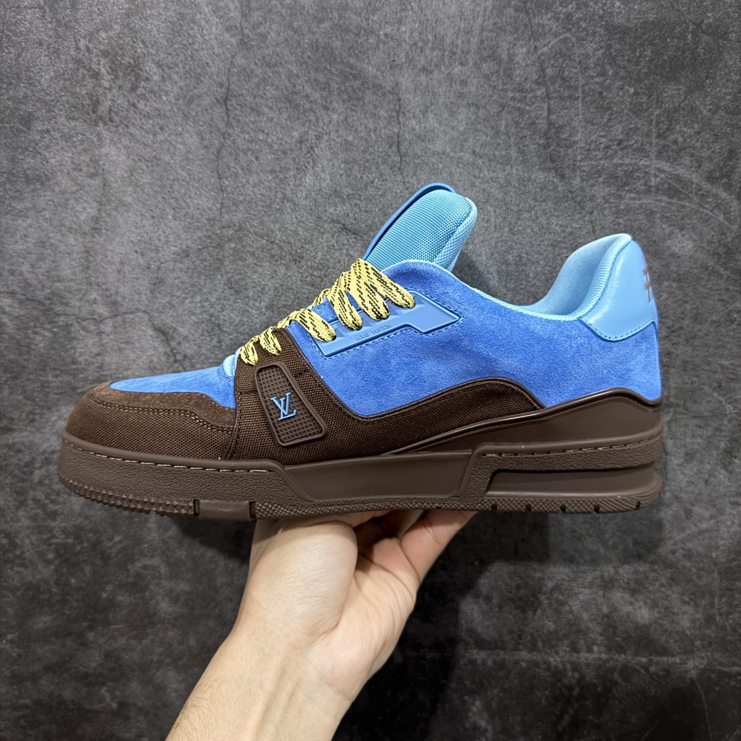 图片[2]-【YS纯原顶级版】顶级莞产 LOUIS VUITTON 路易威登 LV Trainer 牛皮革 拼接棕蓝色 ✦ 原楦原纸版开模，鞋型立体饱满 ✦ 零毛边、零溢胶、零线头瑕疵 ✦ 细节与原版一致 区分市面通货 ✦ 多层叠片＋电脑针车，针距密度一致 ✦ Monogram浮雕＋3D高频压纹 ✦ 多密度发泡中底：支撑回弹媲美专柜 ✦ 原装橡胶大底：含胶量高、纹路深、双拼接零偏差 ✦ ZP级原装包装：专柜款鞋盒＋防尘袋＋说明书 尺码：39-45-选品中心